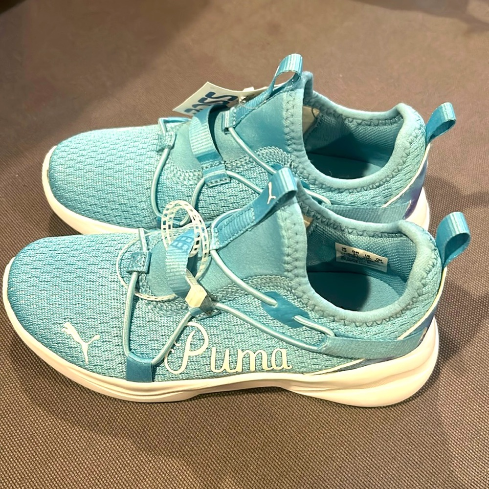 Tennis shoes